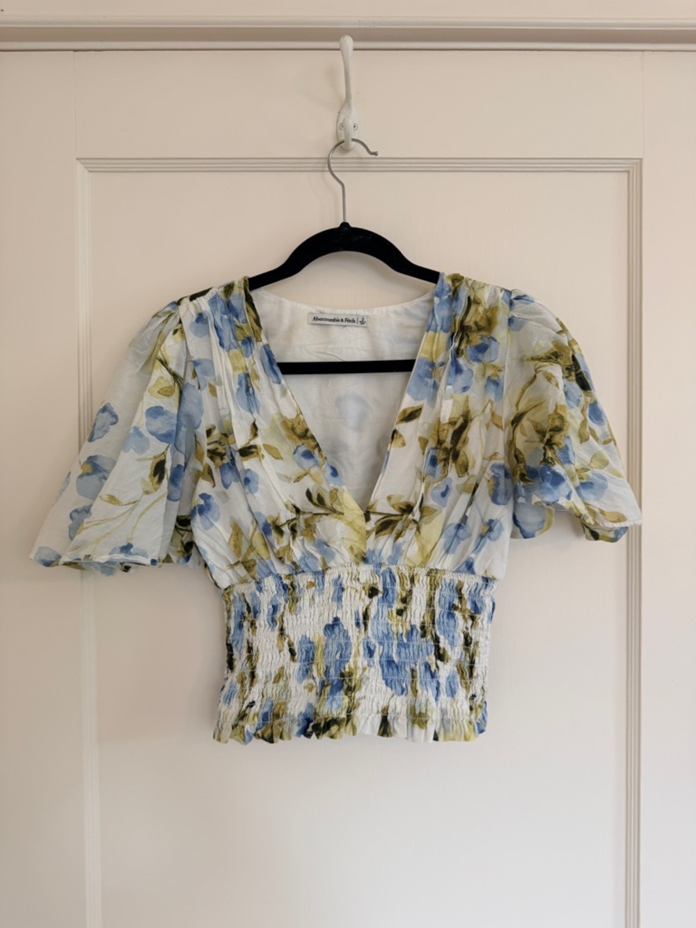 Abercrombie & Fitch Floral Flutter Sleeve Smocked Cropped V Neck Blouse - S